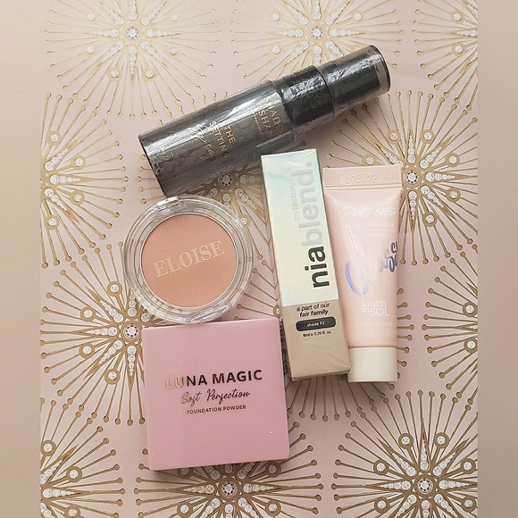 Makeup Bundle - Picture 1 of 6